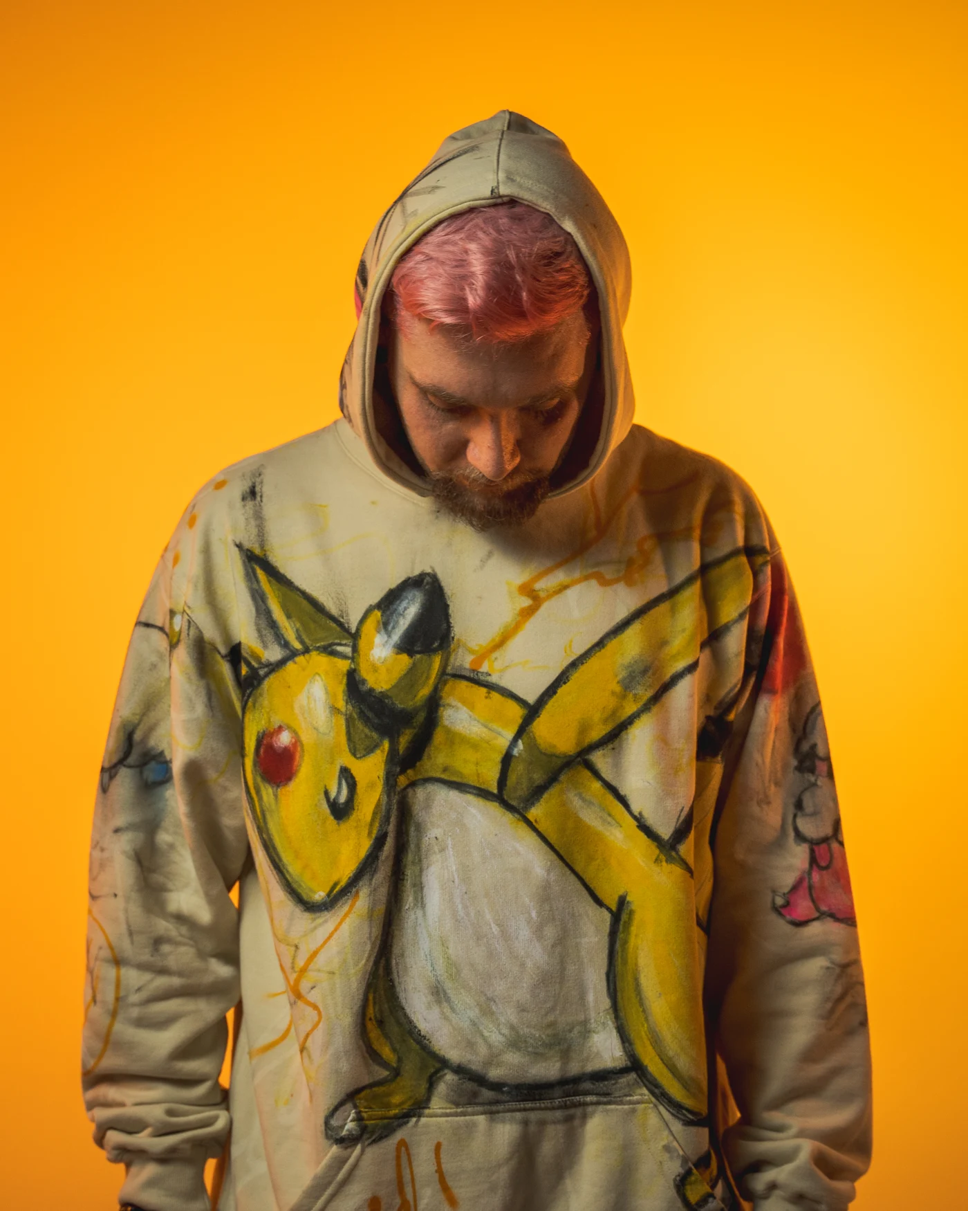 Lucas Fonseca vestindo o moletom personalizado com arte Pokémon de Chapa