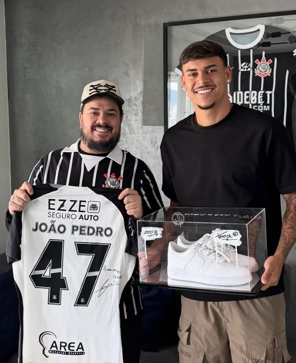 Entrega de tênis personalizado e camisa de futebol