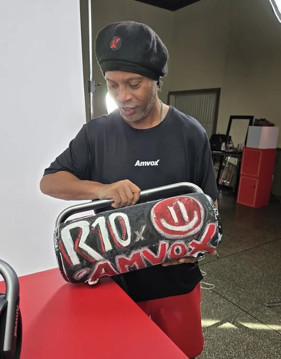 Caixa de som customizada em encontro com o artista
