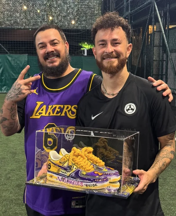 Entrega de tênis personalizado com referências ao basquete