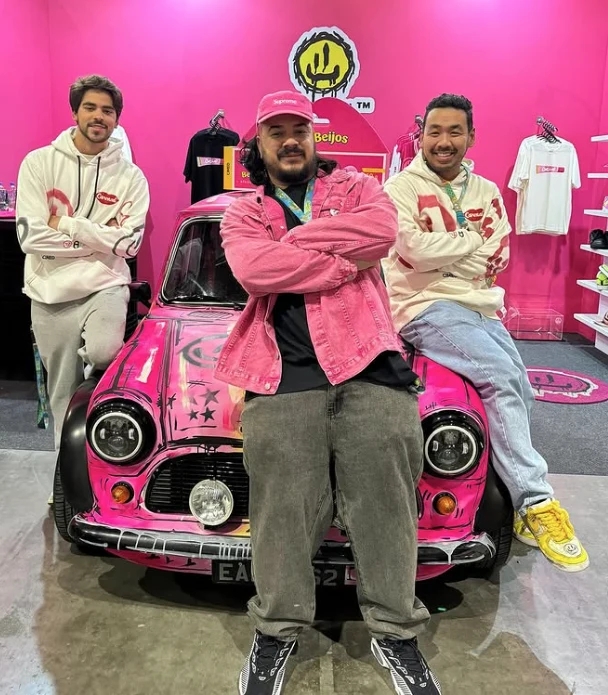 Registro de uma ação da Art X Acid com peças e carro customizados